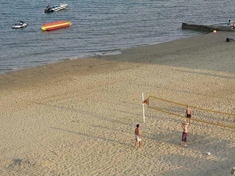Costantiana Beach Hotel Apartments Larnaca 3*,